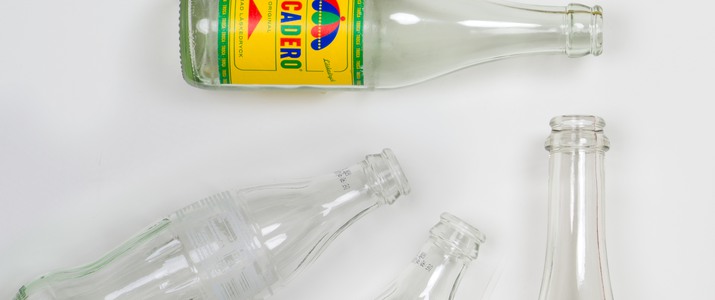 Stilleben som visar olika glasflaskor.