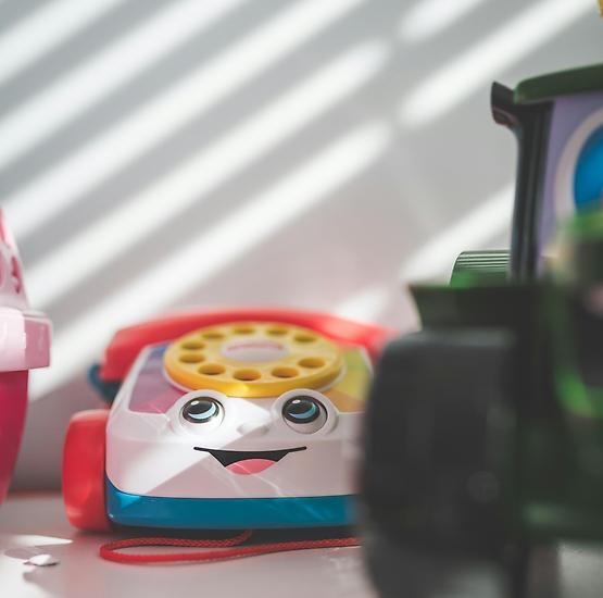 Färgglad leksakstelefon i plast.