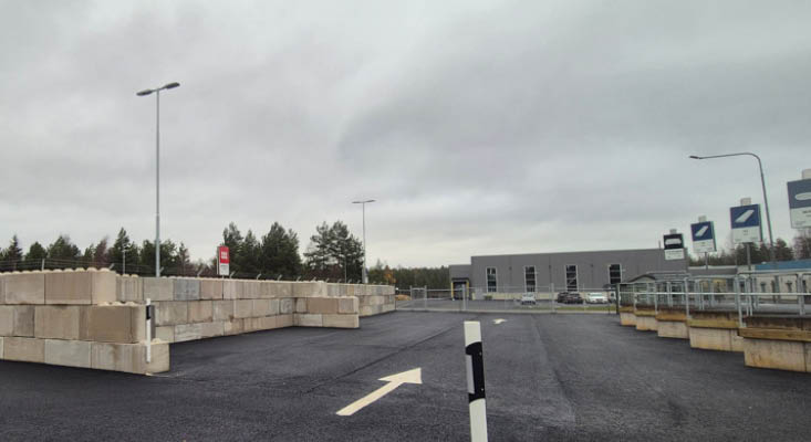 Översikt över återvinningscentralen i Hillerstorp. Till vänster syns stora betongfickor, till höger syns tydliga skyltar för varje avfallsfraktion.