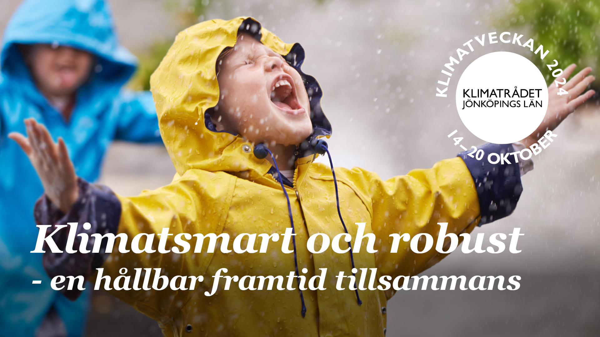 Ett barn i gul regnjacka sträcker armarna mot himlen och vänder ansiktet mot regnet för att fånga regndroppar på tungan.