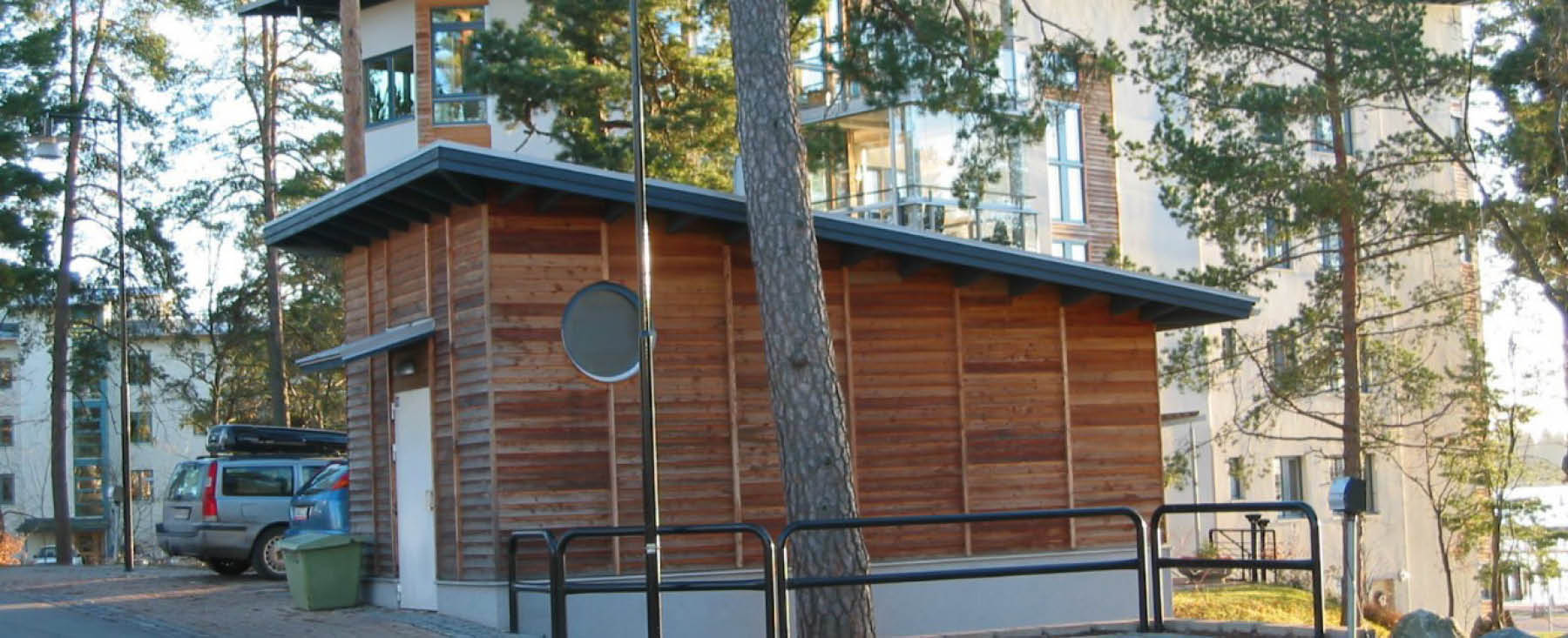 Ett miljöhus i ett flerbostadsområde.