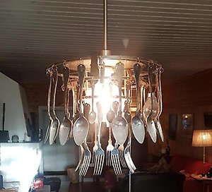 Lampskärm av bestick.