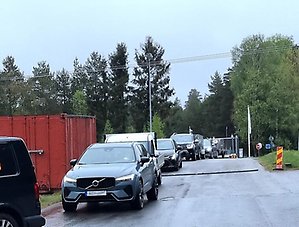 Flera bilar köar för att komma in på en återvinningscentral.