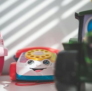 Färgglad leksakstelefon i plast.