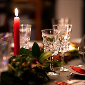 Julig bordsdukning med kristallglas.