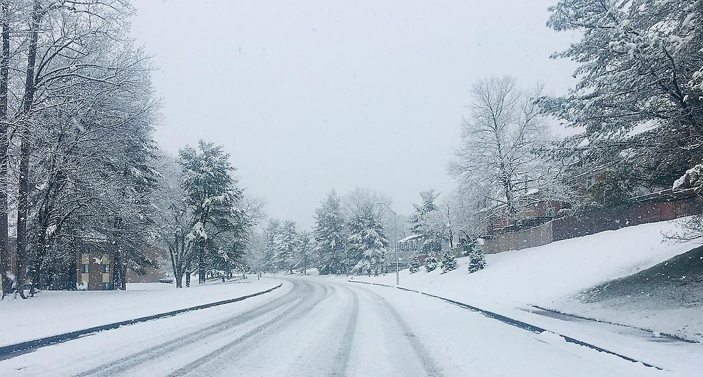 En snötäckt väg.