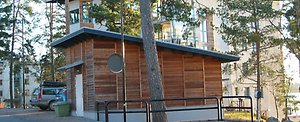Ett miljöhus i ett flerbostadsområde.