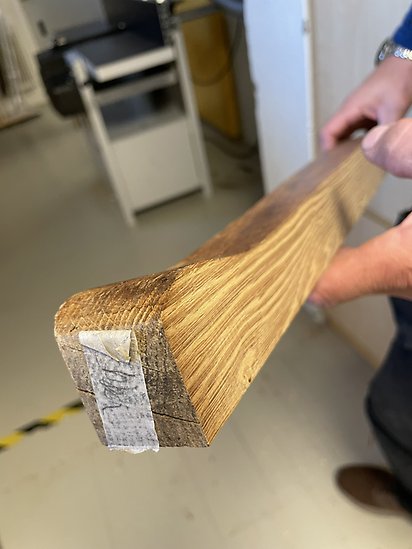 Stolsben i patinerad ek som klyvts för att avslöja en vacker insida med varierande ådring.